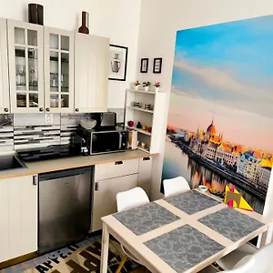 Margaret & Violet - Stylish Downtown In Apartment Budapest