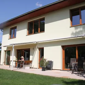Apartment Lovely Apartment, Garden, Parking, Wifi, Netflix, Prag