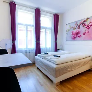 Apartment Bouquet, Prag